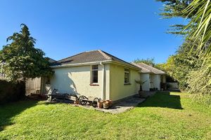 Front / Side Garden- click for photo gallery